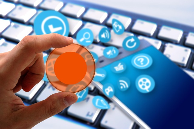 KI-Expertin analysiert Daten auf mehreren Bildschirmen für Smart Home Plattform