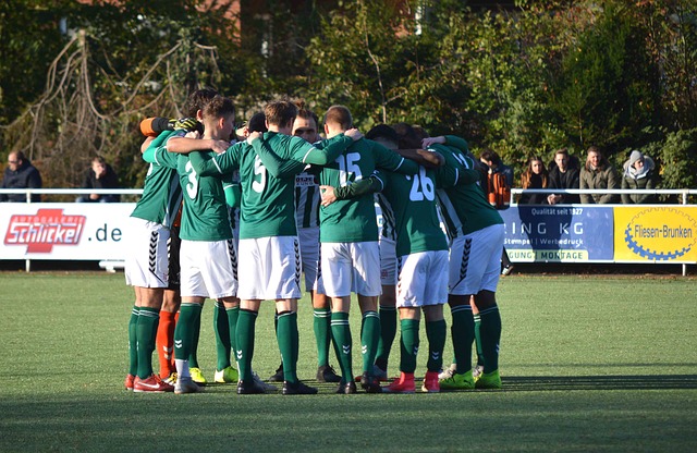 Team von Softwareentwicklern arbeitet an IoT-Plattform in modernem Büroraum