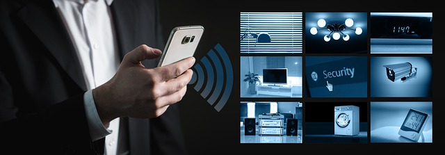 Vernetzte Smart Home Architektur mit glühenden Verbindungslinien zwischen Geräten